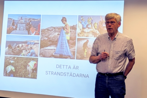 En man står framför en storbildsskärm